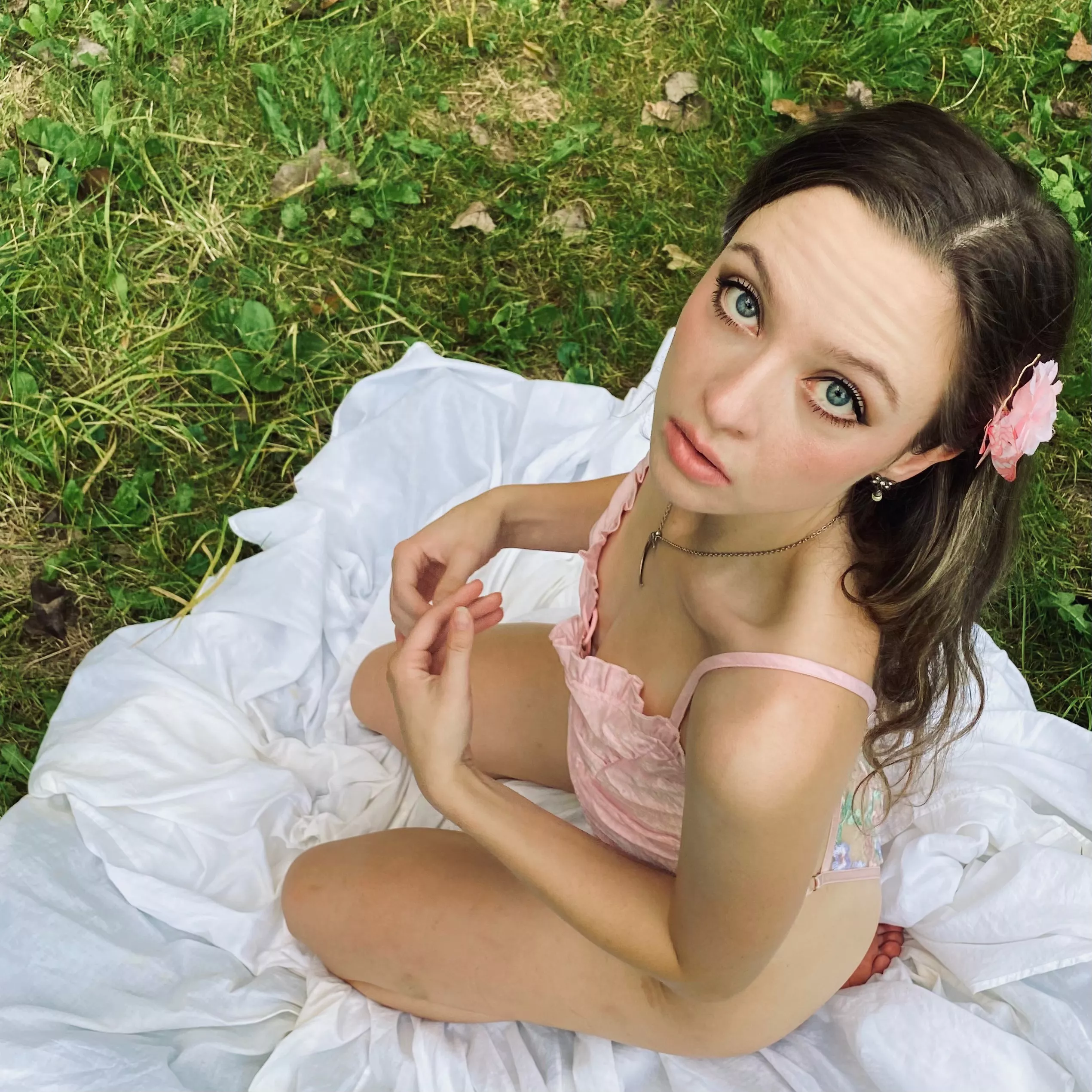 [F] Join me for a picnic? 🌸 posted by softgirldiana