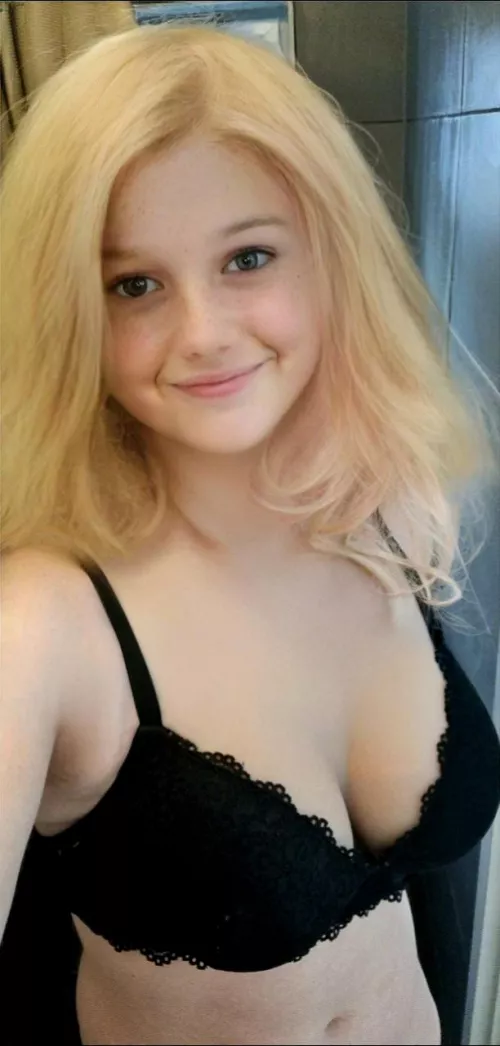 [F] Just a bra😌 by BredaCity