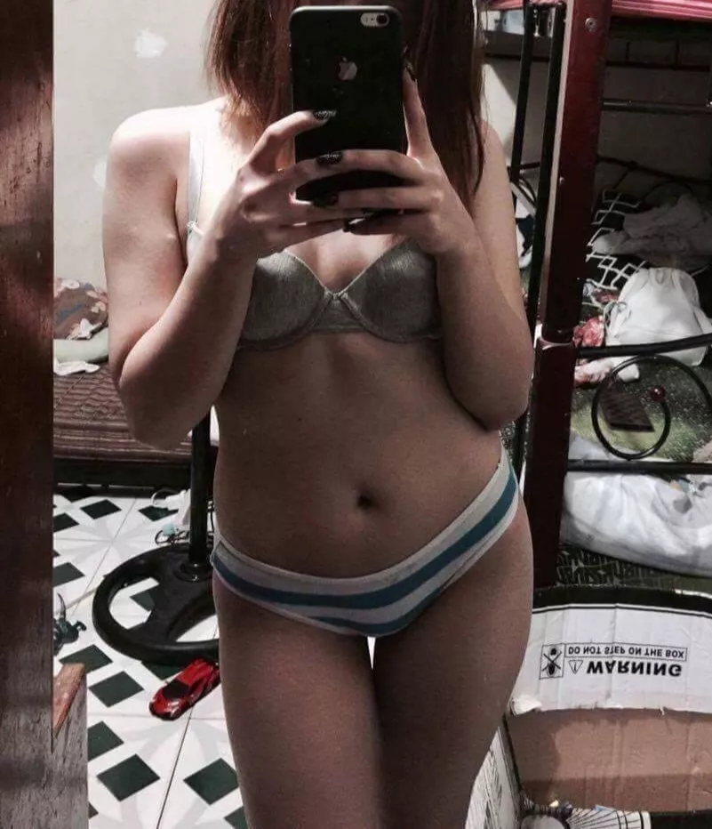 (f) Just finished shower 💦💦💦 Wanna to reveal and see what's inside ? 🤗 Goodafternoon fellas 🌺 posted by misslonelygirl769