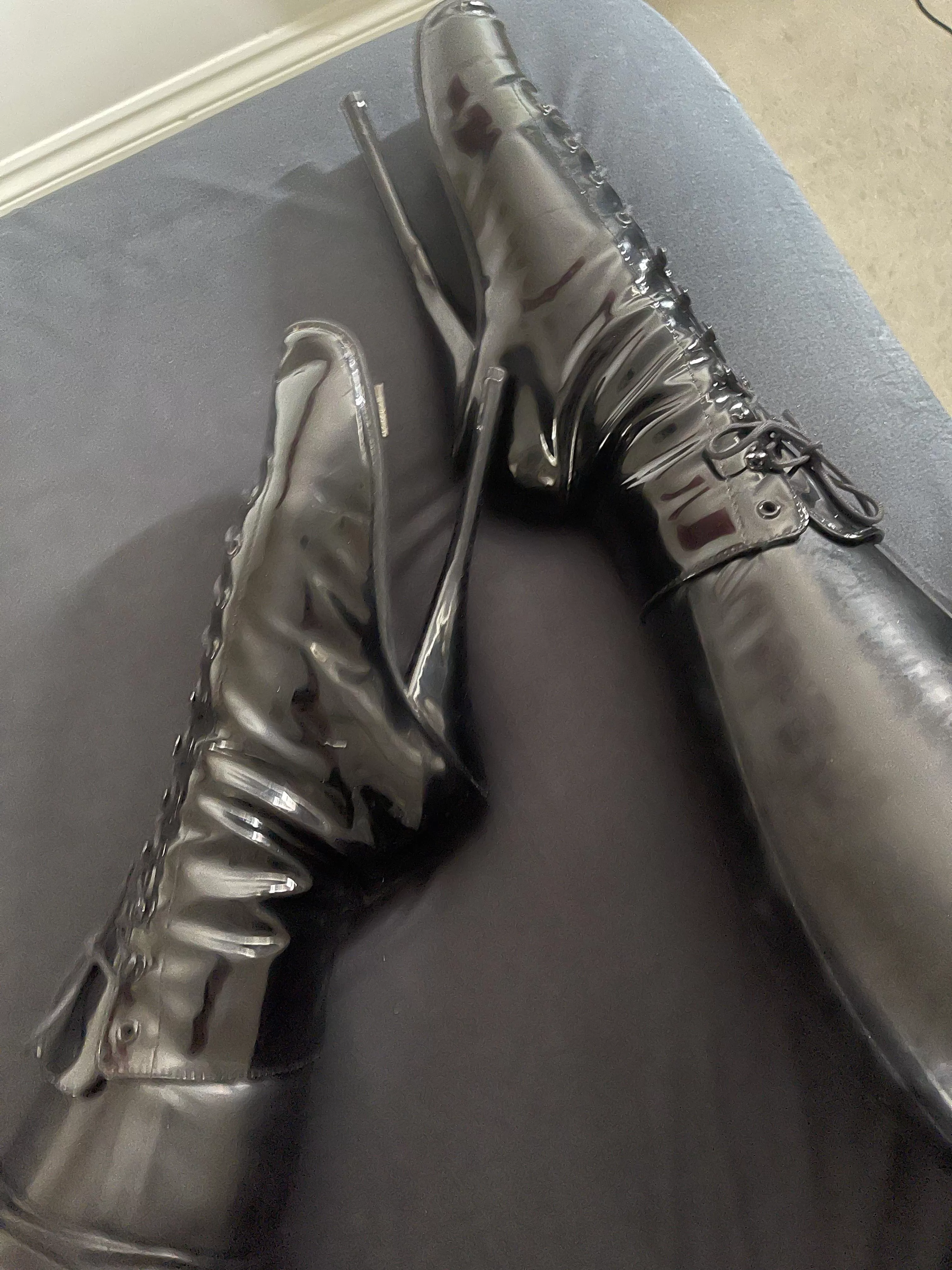 [F] latex and ballet boots 😍 posted by fetishdesire_29