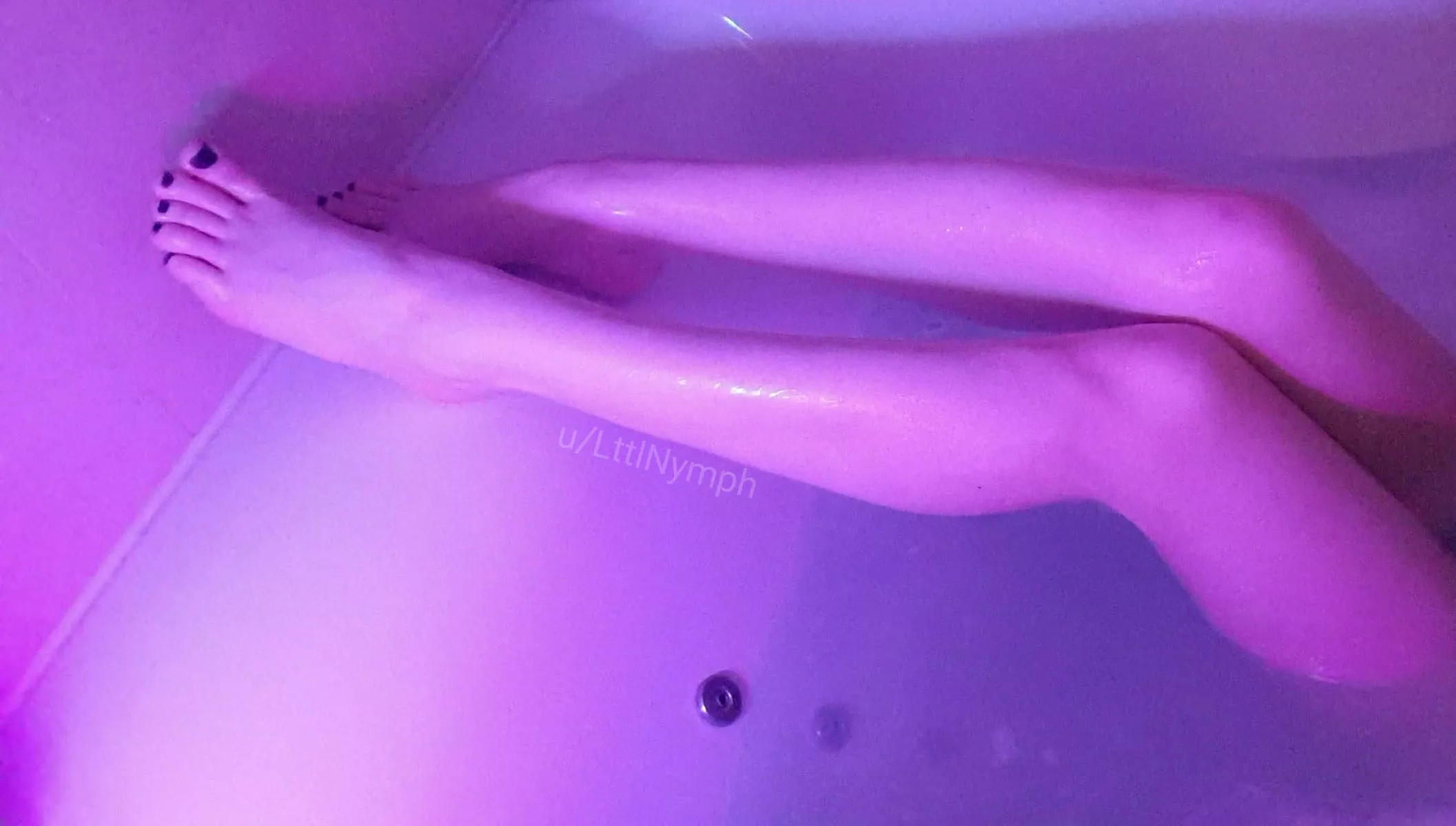 [f] legs shine from water posted by LttlNymph