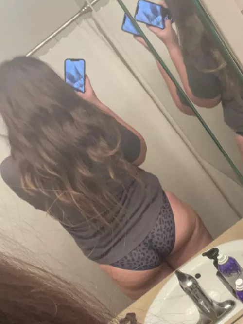 [f] long legs and a perky butt! I love being 6’ tall by radleftism