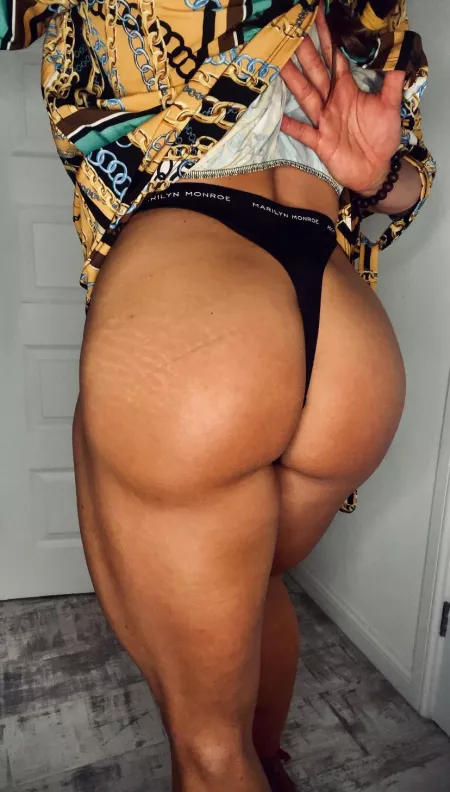 [F] Marilyn says hi 😎 by musclechic1