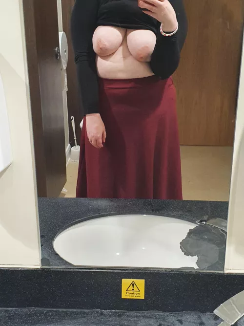[f] New workplace, new bathroom shot 😉 by jazzy4eva