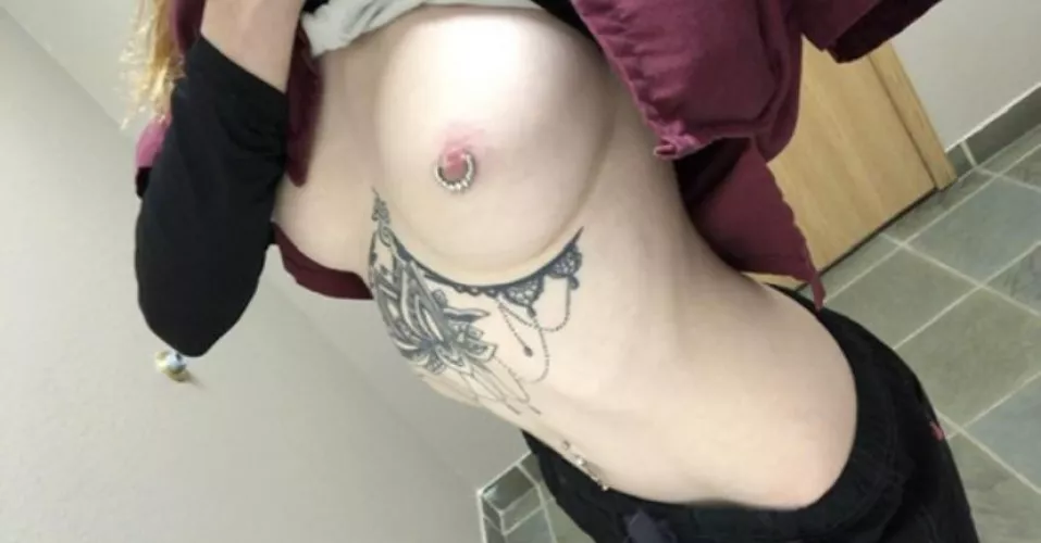 [F] no bra at work today.. think anymore noticed by mushroomtriq