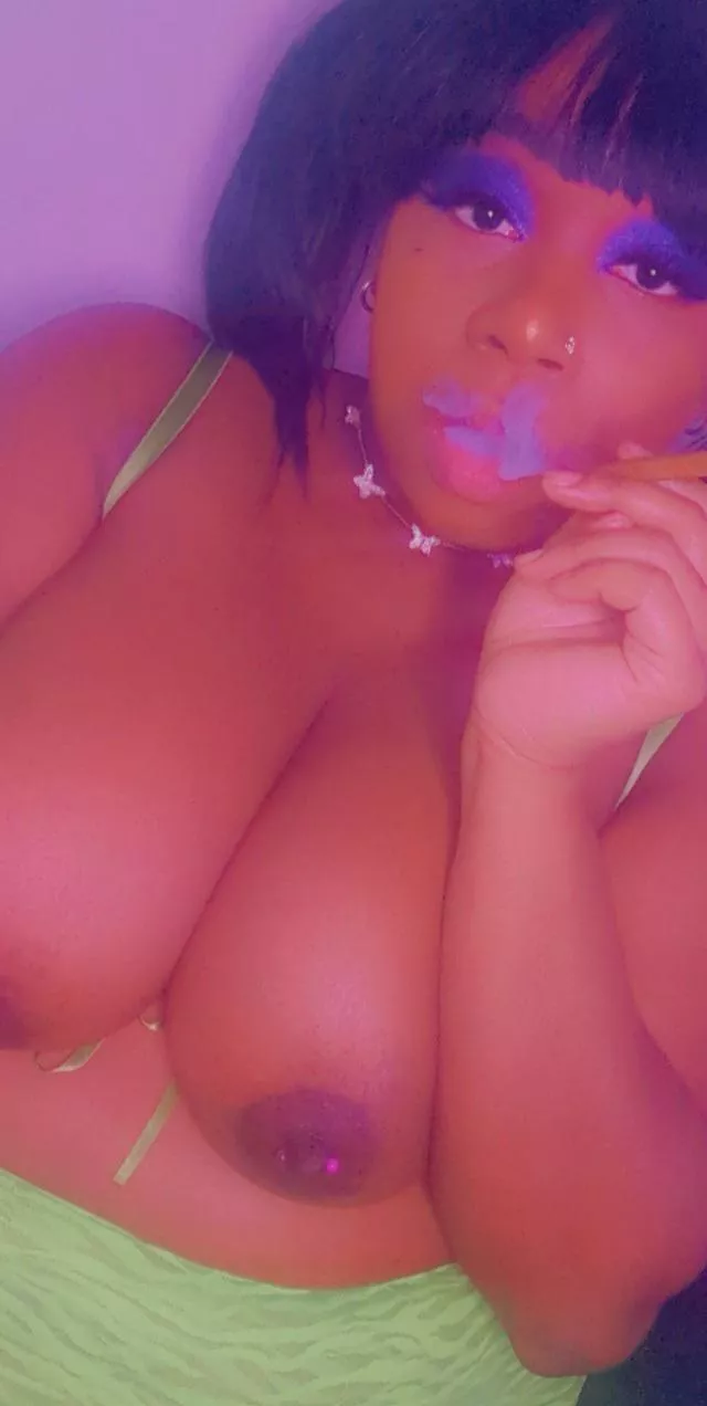 (F) Smoke a blunt with me? Happy Saturday first post posted by Mochababy69
