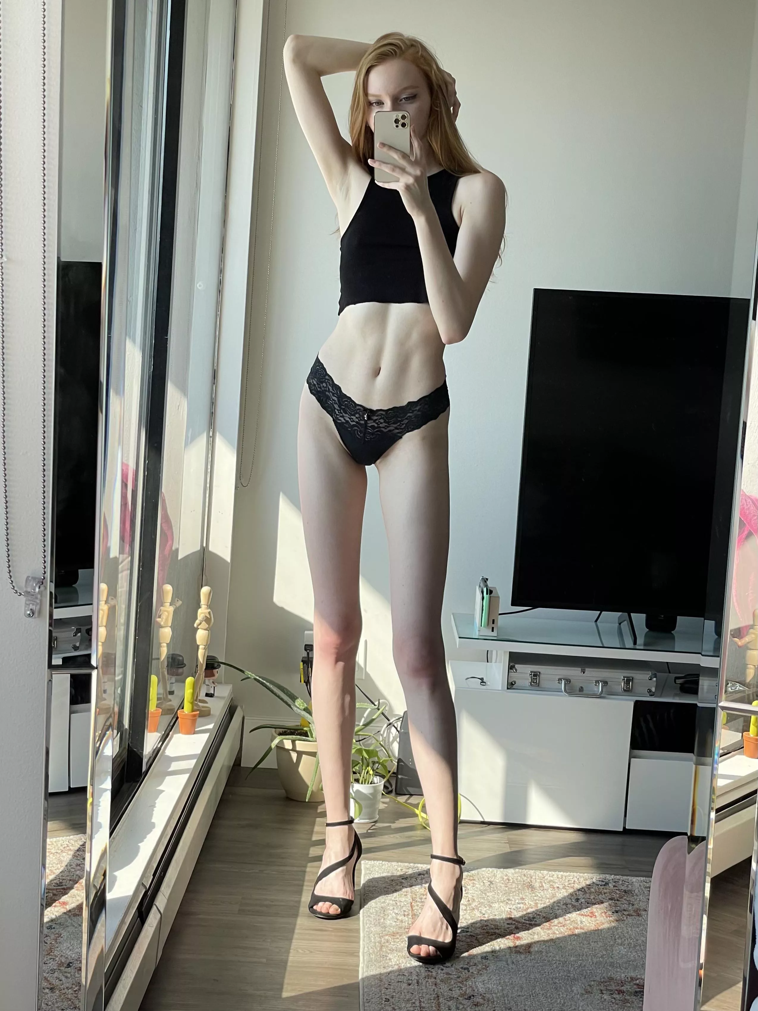 [F] When I get tired of a shirt, I cut it into a crop top ❤️ posted by dreamyygem