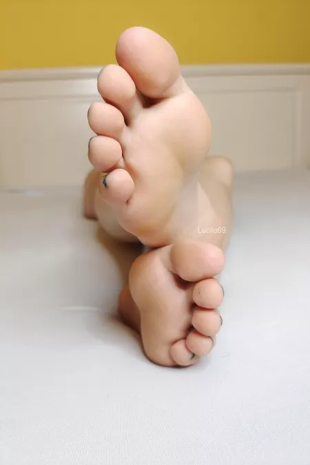 [F/18] Come closer and give them a gentle kiss by Lucila69