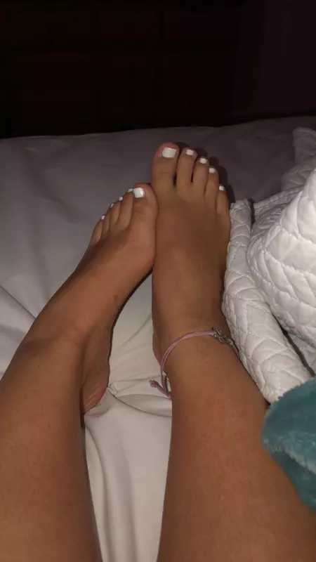 (F18) white toes are needing a touch up & massage 😔 by cleobutlerx
