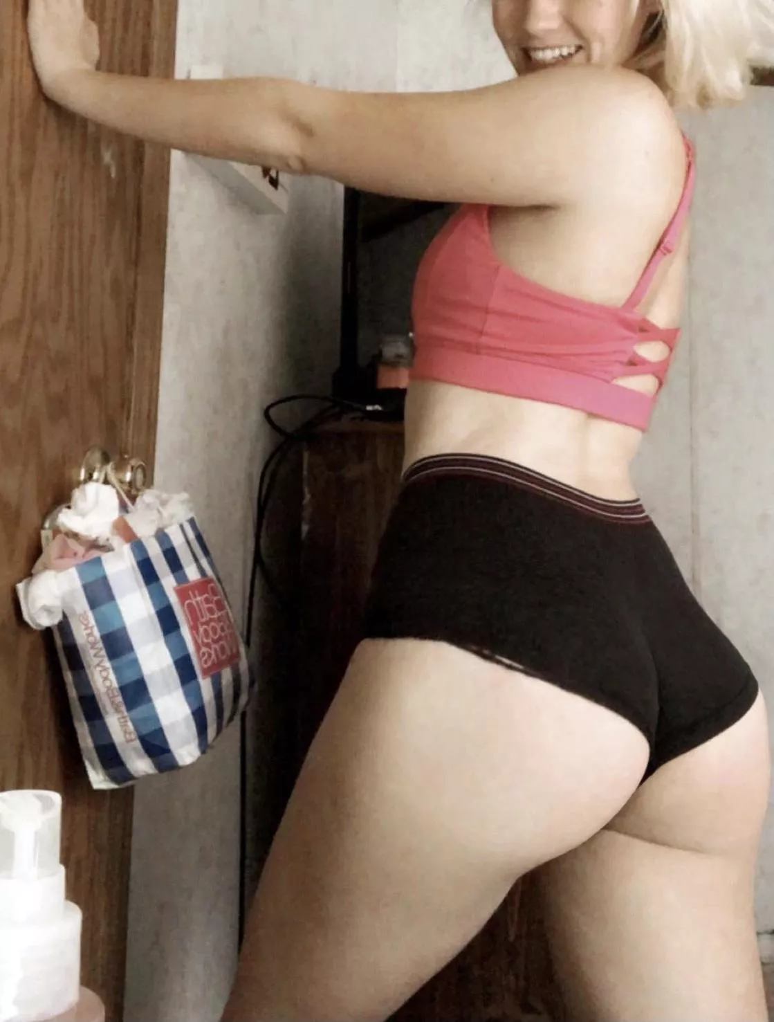 [F][19] College volleyball athlete 🏐 I catch so many dads staring during my games 😅 posted by mackenzie_jane20