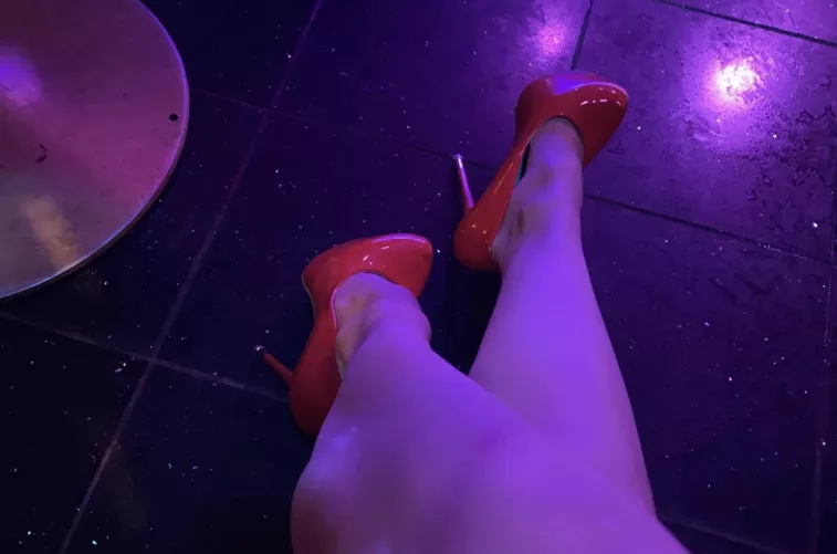(F20) My shiny red high heels 💕 by liliafairy