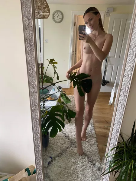 [F]26 5ft 10 - any other plant lovers here? by coralemily95