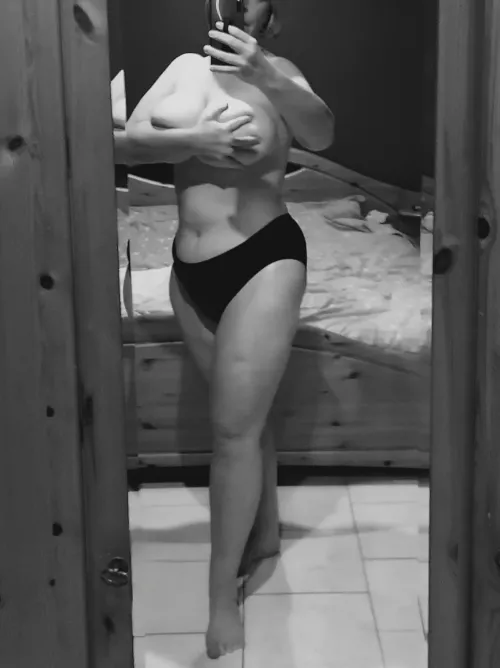 (f)46 don't mind the bed behind me 😋 by Mindfulfemale