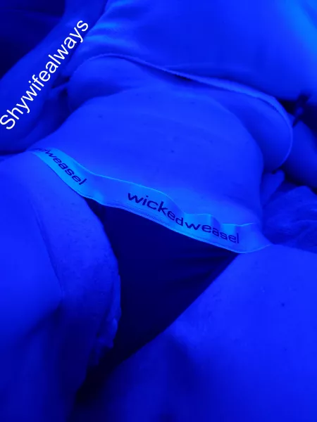 [F]49 This is the uncropped version for you! A peek by Shywifealways