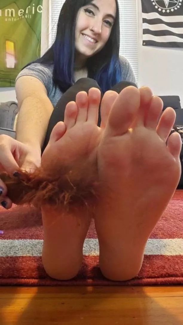 Face Reveal and Feather Ticklish Feet - Pre Session posted by JFP_555
