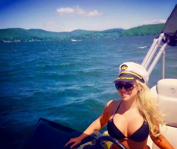 Fake blonde with fake tits posted by laveerspawner