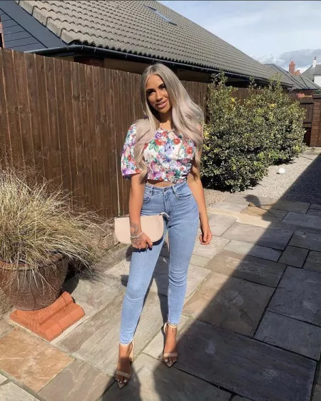 Fake tan, fake lips.. just how we like them by deathgasms69