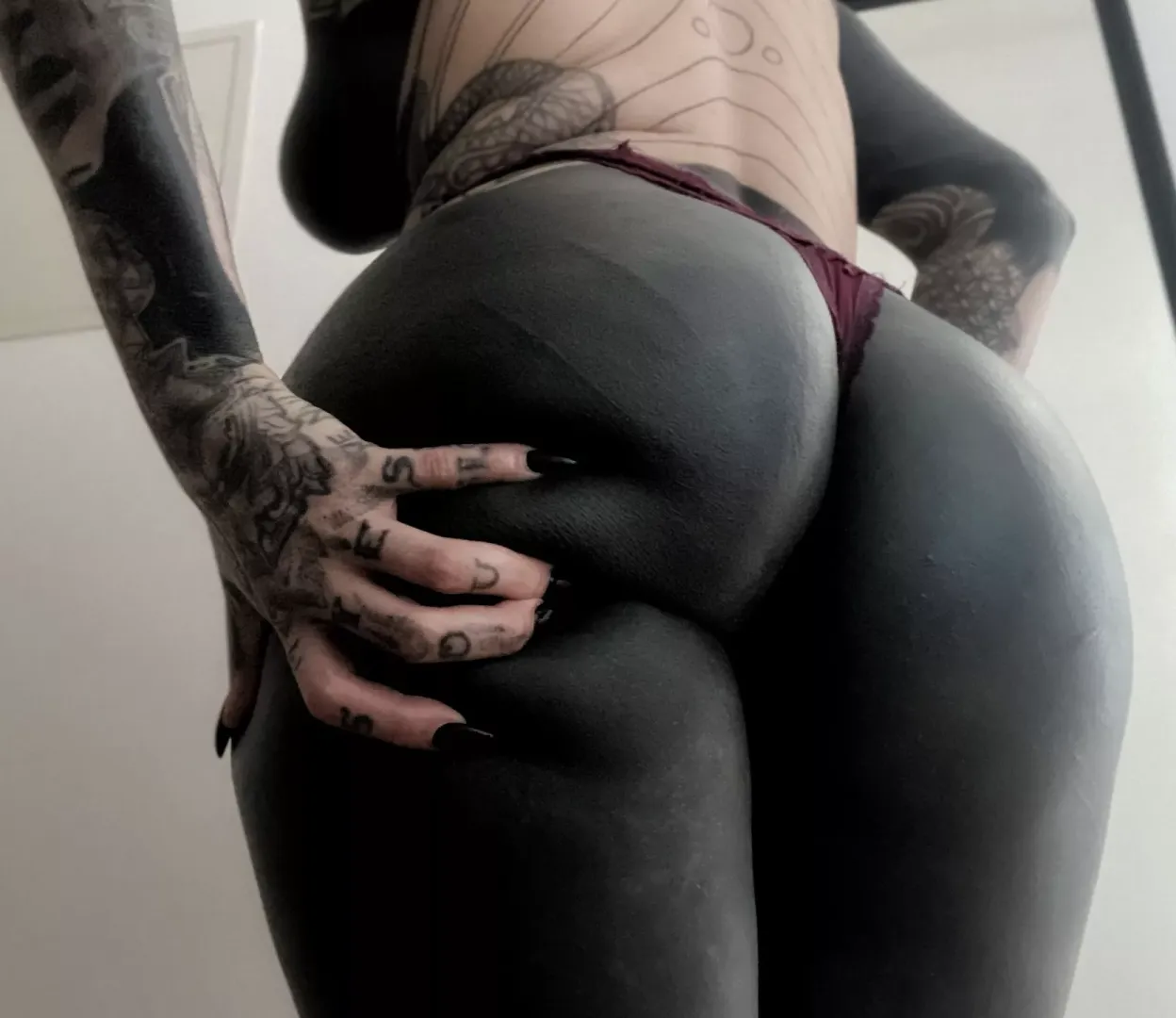 Fat tattooed ass 🍑 posted by Fleshcakezz