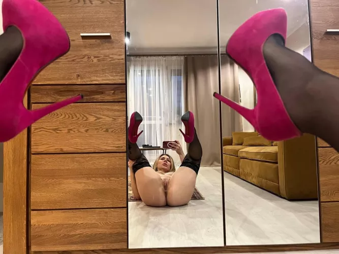 Fave high heels, black nylons and fave position 😋 by blondie_loca