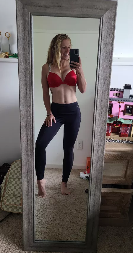 Feelin red by body_by_kayla