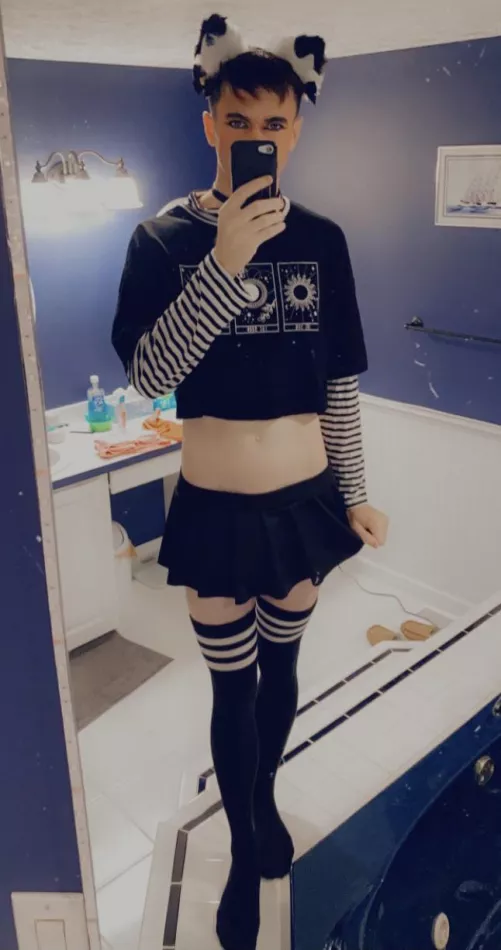 Feelin shy but kinda cute 😬 by distraway