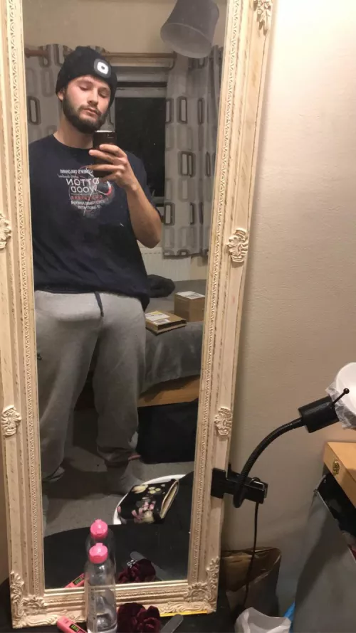 Feeling a bit cramped.. by frettenham