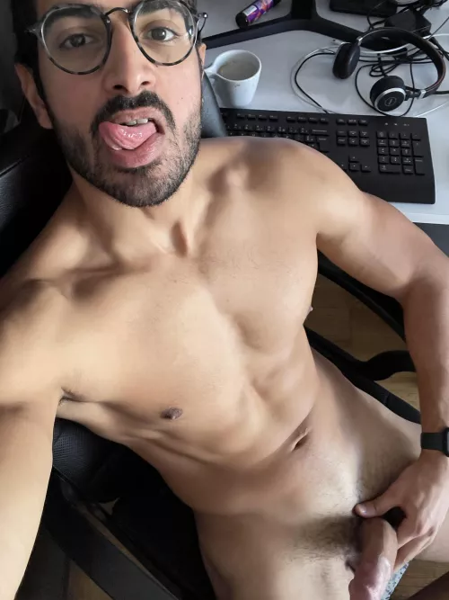 Feeling bored at work by tantomato