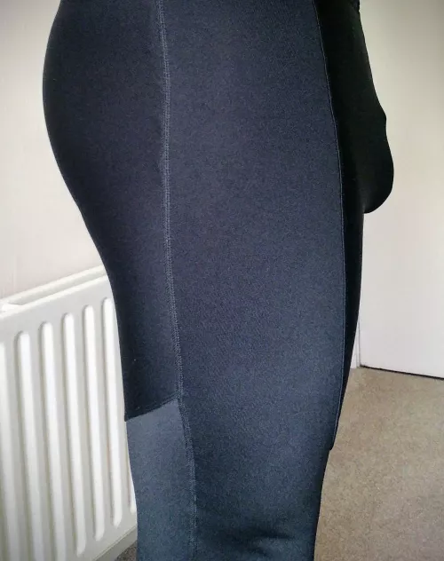 Feeling comfy in these thick tights by Slinky-Sy