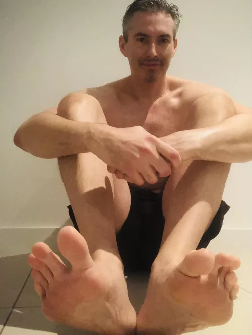 Feeling hot and sweaty after my workout. Who wants these big feet? 😉 by Gentlemangiant345