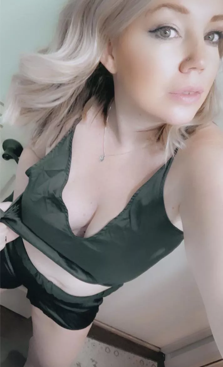 [F]eeling mild tonight, thought of say hi! 😏 posted by WillWork4Margaritas