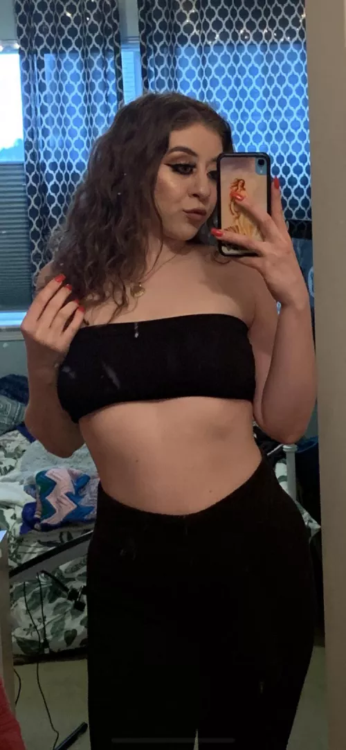 Feeling playful ❤️ Wanna play a game slave? by sapphirespins