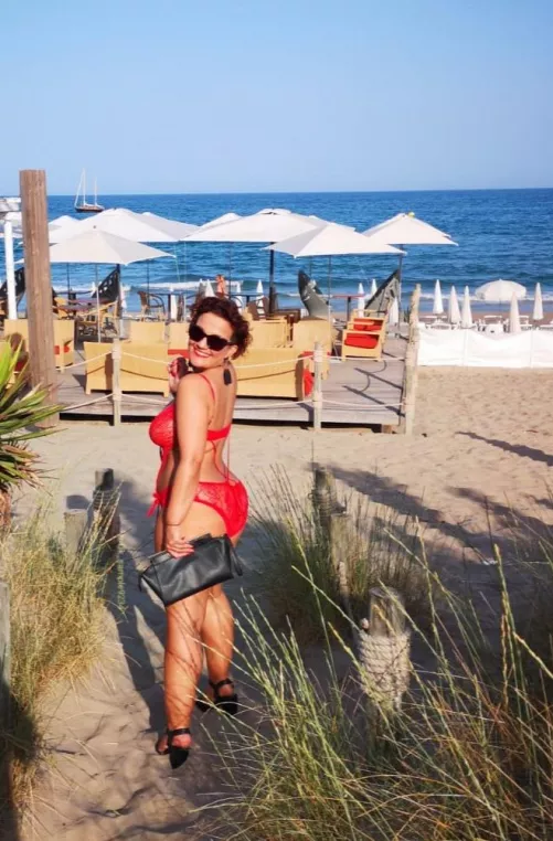 Feeling super sexy at the beach bar 😍😍🍺 by Ok_Sample9234