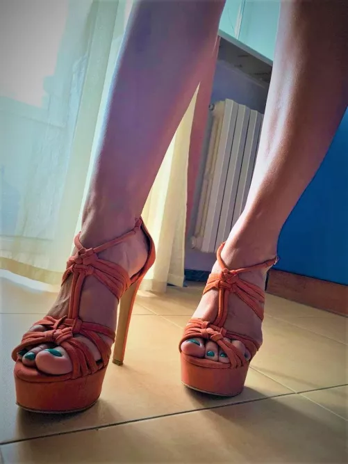 Feet are waiting for kisses💋 by Ddollyy