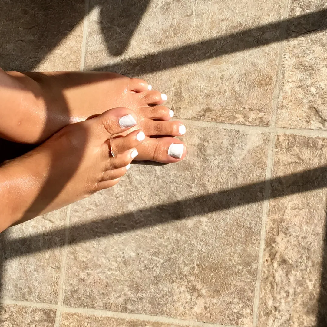 Feet soaking up some ☀️ DMS/COMMENTS ARE WELCOME🙂 posted by dreamfeetlovers