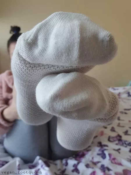 Feet up ready for you 🤭😏 by Veganfootqueen