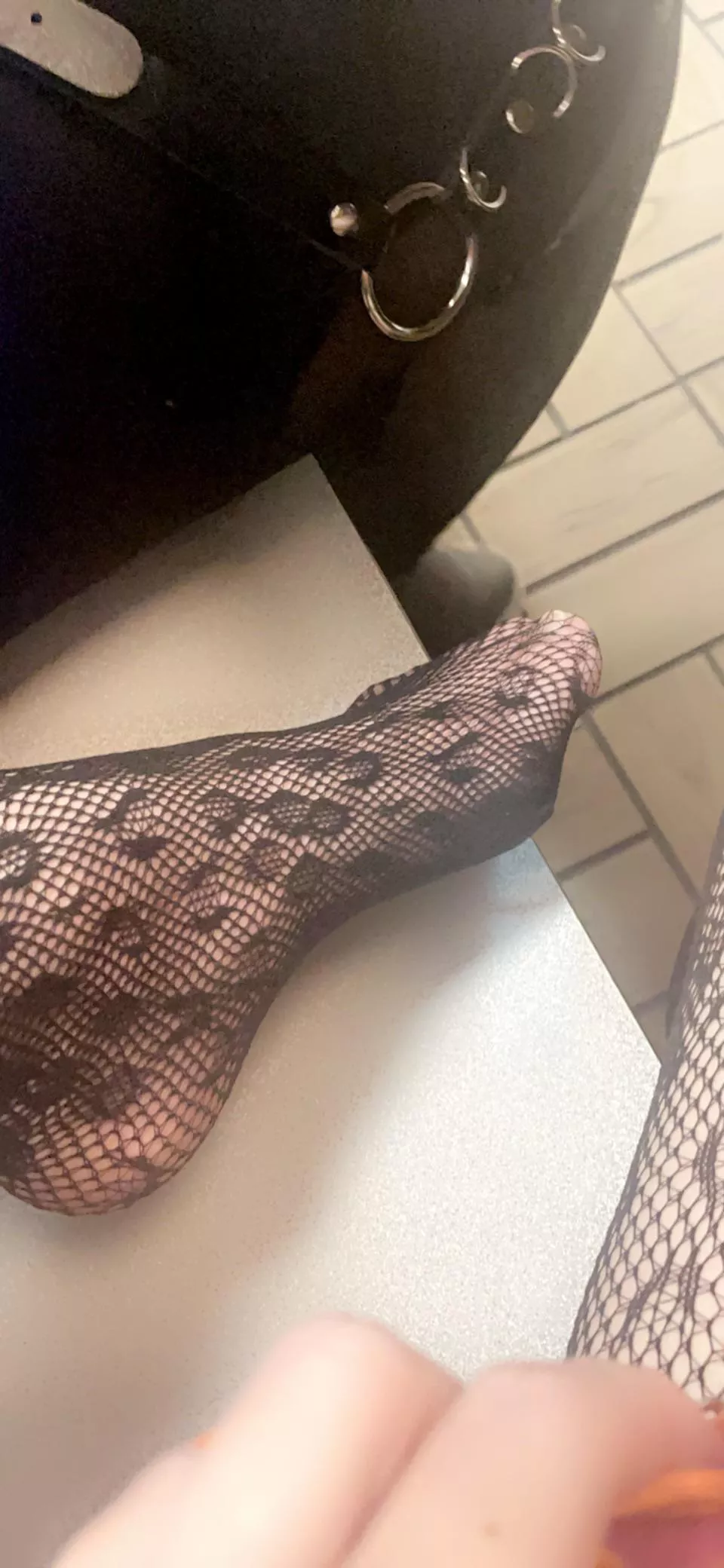 Feet’s out in public 🥵 posted by goddess_bonnibel
