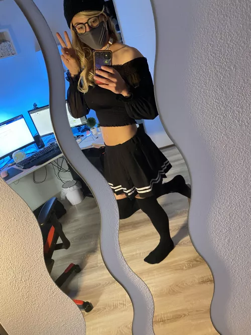 Felling a little bit insecure about my shoulders.🤭 by Andr3wguy