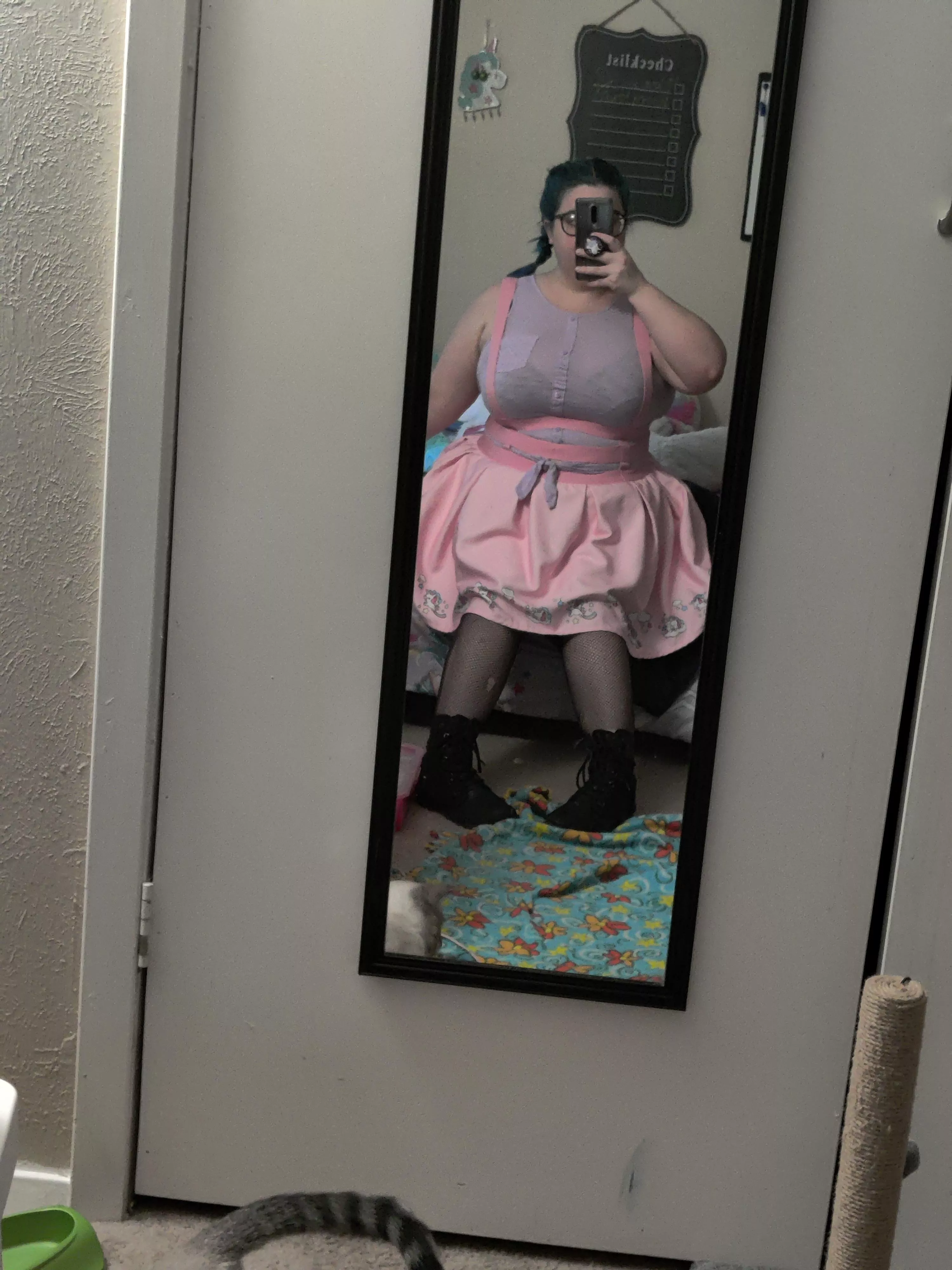 Felt like the cutest little Pastel goth princess last night!!! 🖤🖤🖤 posted by plussizelilprincess4