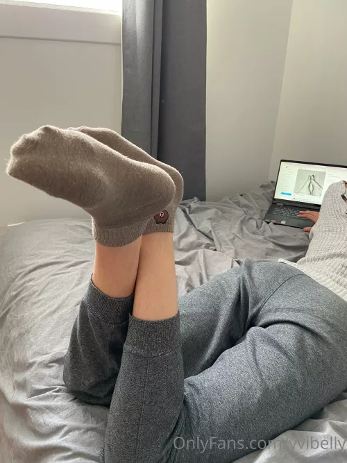 [female] Where are you looking at ? 🙄 by BellyYvi