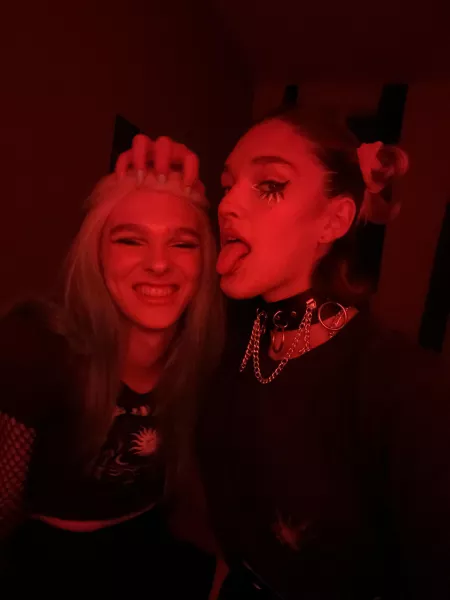 Femdom (right) with 21cm dick. My sissy loves sucking it. Bdsm, p1ssplay and whatever else you can think of 😈 by the_wifi