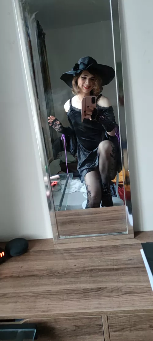 Femwitch OwO by Elynaela