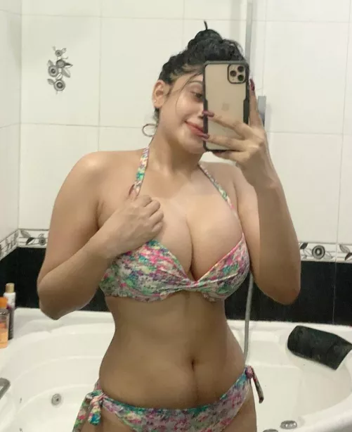 Filling out that bikini perfectly 👌🏽 by txxxposter