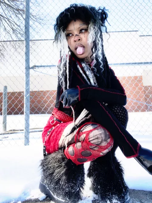 Finally did a lil snow shoot of my own 🖤