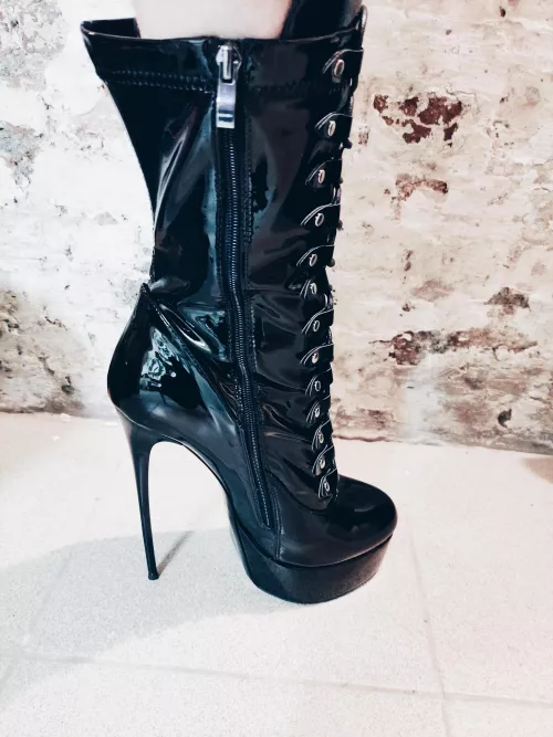 Finally got my high heels today! Still have to lace them properly but the height I'm getting is insane! by frauwke