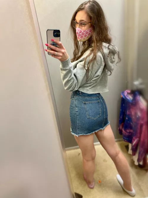 Finally picked up a denim skirt again, now that they’ve come back in style by TheAveryOConnor