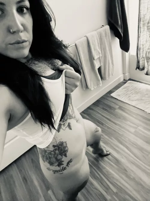 [F]inally seeing some definition. Calorie deficit along with fasting and brutal workouts. 🤤🖤 by murrrrrbeth