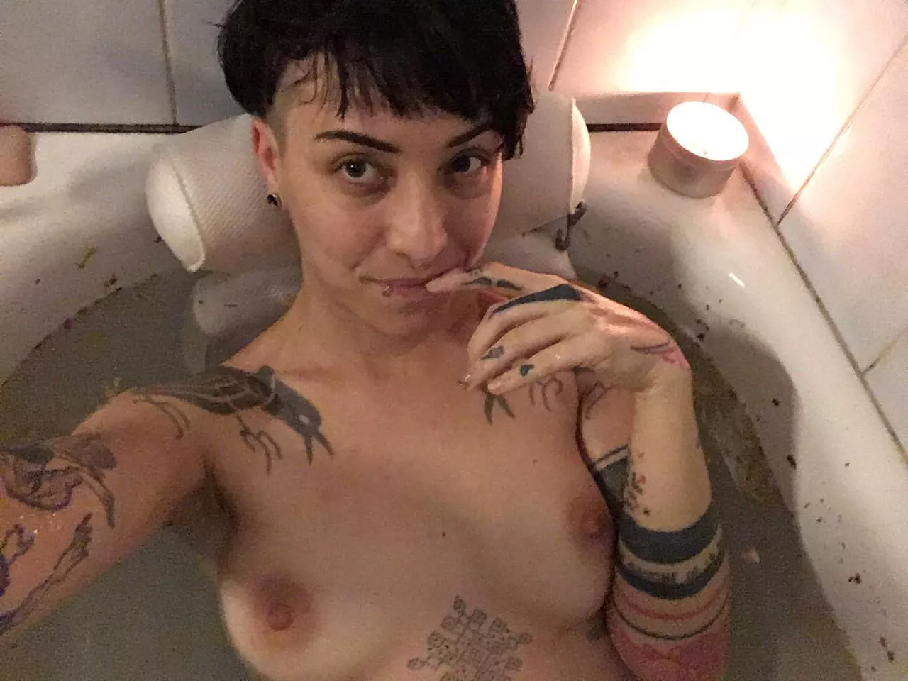 First post here ! Hello 👋🏽 posted by UrsinaeVespera