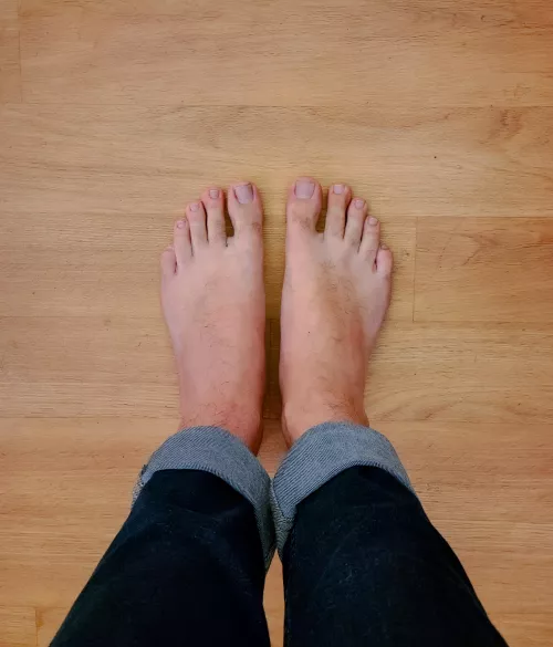 First post! Just walked around my college campus barefoot for an hour, I ran into so many people and they all saw my feet! I didn't bring shoes so I had no way to hide, showing off is so exciting by hakfucoebdmfke