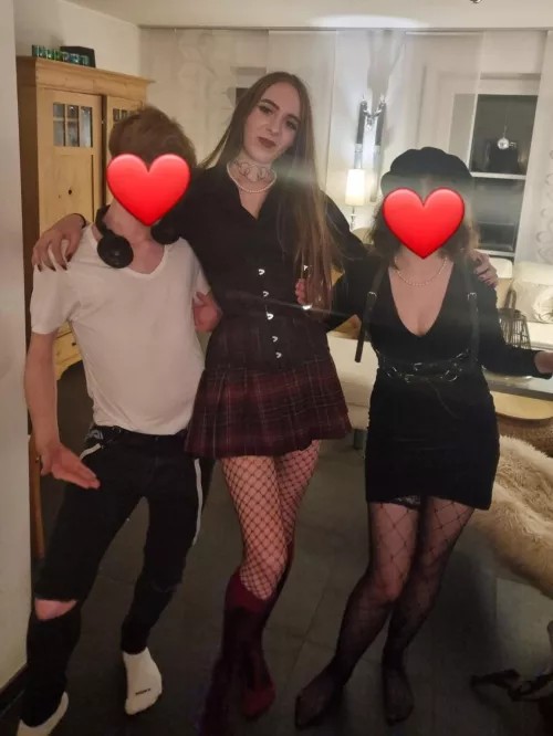 First time presenting fem in front of my friends I'm so happy \(◦'⌣'◦)/ by clvsterfvck_