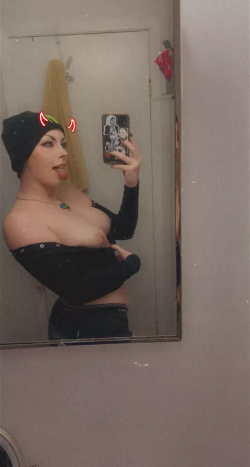 First uncensored post in this sub 😳 whatcha think? by graveslvt